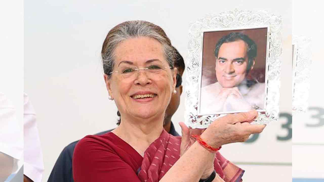 సోనియమ్మా నీ రుణం తీరింది.. రిటర్న్ గిఫ్ట్ ఇచ్చిన తెలంగాణ సమాజం